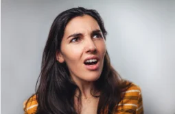 Mujer demostrando desagrado