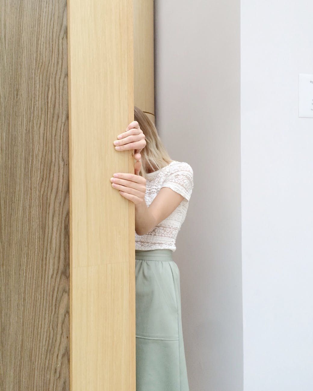 chica se esconde por miedo al síndrome del impostor