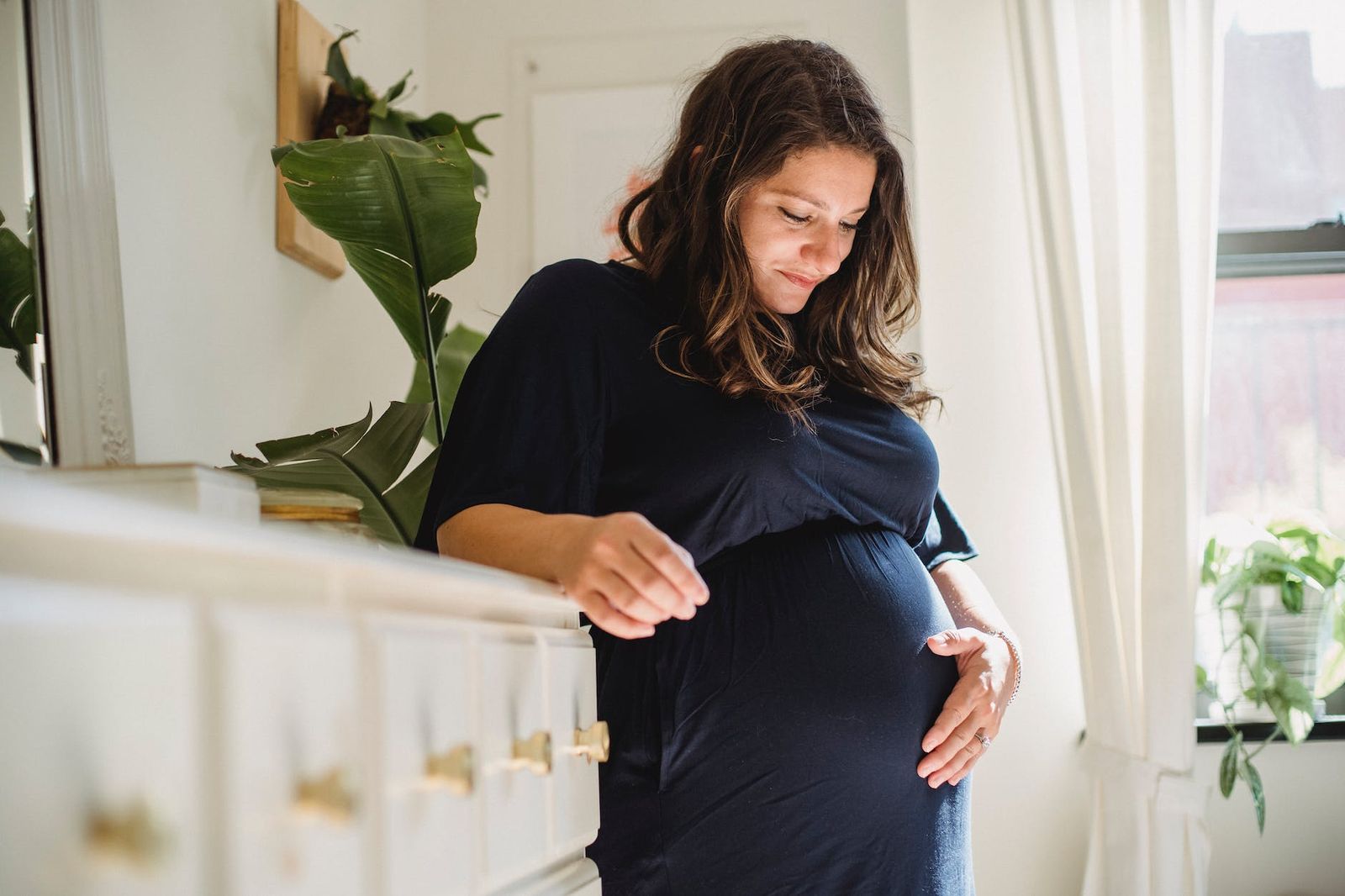Mujer Embarazada sosteniendo su vientre 